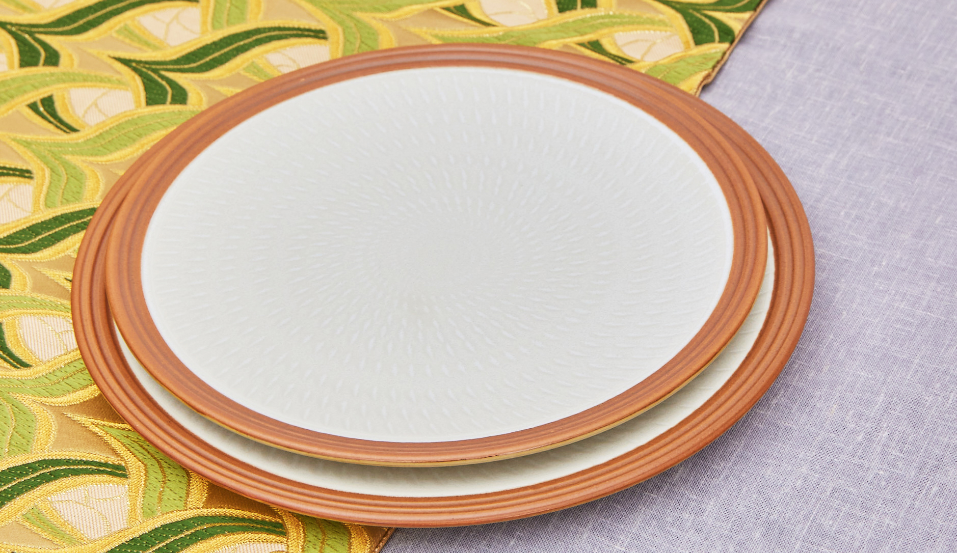 Table runner × White porcelain Plate